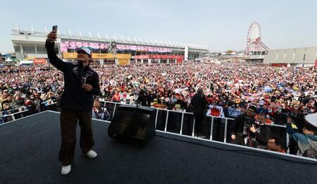 ファンと一緒に撮影するレッドブル・ホンダの角田裕毅＝鈴鹿サーキット（撮影・神子素慎一）