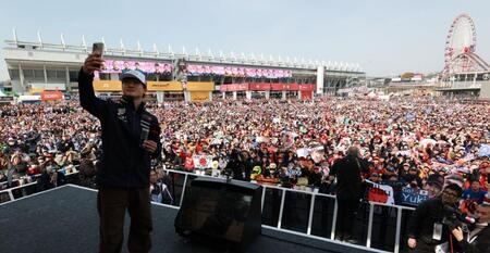 ファンと一緒に撮影するレッドブル・ホンダの角田裕毅＝鈴鹿サーキット（撮影・神子素慎一）