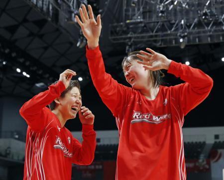 　プレーオフ決勝第１戦でデンソーに勝利し笑顔を見せる富士通・町田（左）ら＝武蔵野の森総合スポーツプラザ