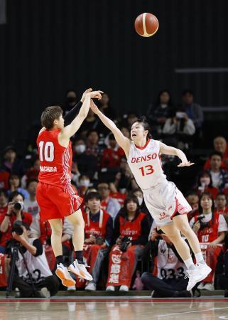 　プレーオフ決勝第１戦　富士通-デンソー　第２クオーター、シュートを放つ富士通・町田（左）＝武蔵野の森総合スポーツプラザ