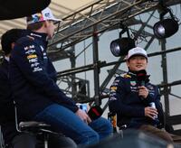 　トークショーで意気込みを語るレッドブル・ホンダの角田裕毅。左はレッドブル・ホンダのマックス・フェルスタッペン（撮影・神子素慎一）