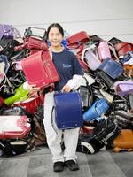 　ランドセルをアフガニスタンに贈る社会貢献活動に参加した高梨沙羅＝横浜市内