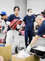 　ランドセルをアフガニスタンに贈る作業に取り組む高梨沙羅＝横浜市内