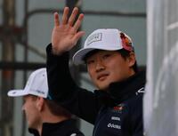 　ファンの声援に手を振って応えるレッドブル・ホンダの角田裕毅（撮影・神子素慎一）