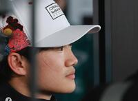 　インタビューに応じるレッドブル・ホンダの角田裕毅（２２）＝撮影・神子素慎一