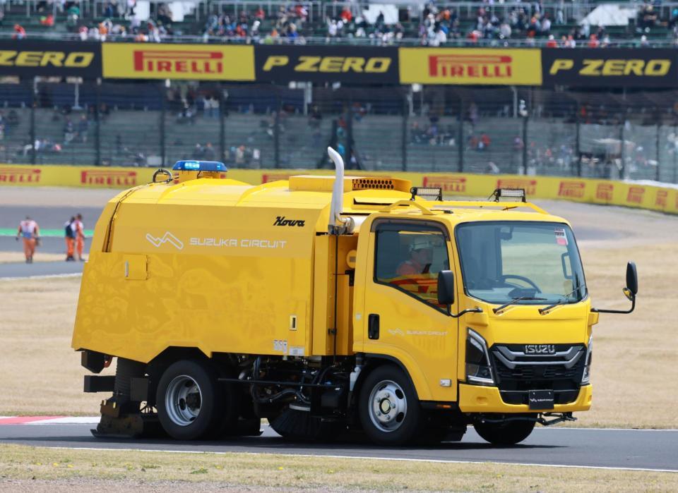 　３回目のフリー走行後、散水車が出動（撮影・神子素慎一）