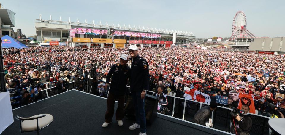 　多くのファンを背に撮影に応じるレッドブル・ホンダのマックス・フェルスタッペン（中央右）とレッドブル・ホンダの角田裕毅（同左）＝撮影・神子素慎一