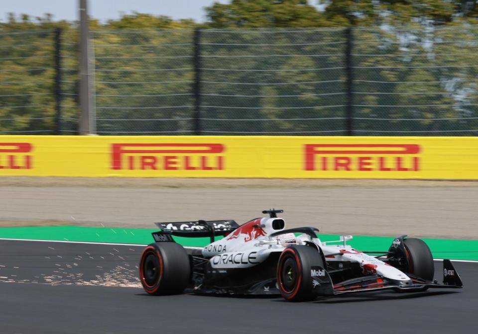 　火花を散らしながら１コーナーに飛び込むレッドブル・ホンダのマックス・フェルスタッペン（撮影・神子素慎一）