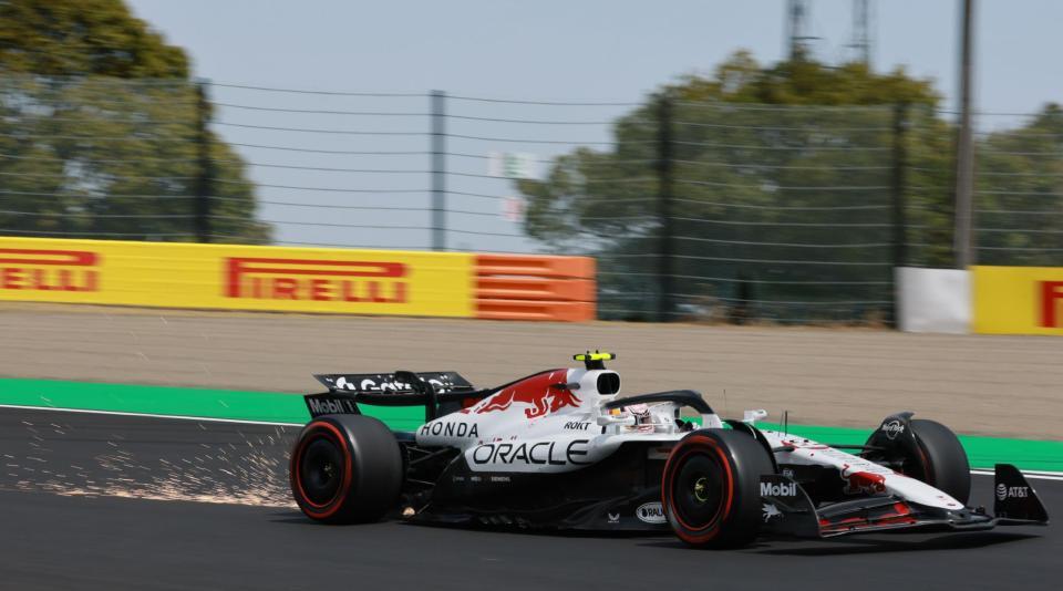 　火花を散らし力走するレッドブル・ホンダの角田裕毅（撮影・神子素慎一）