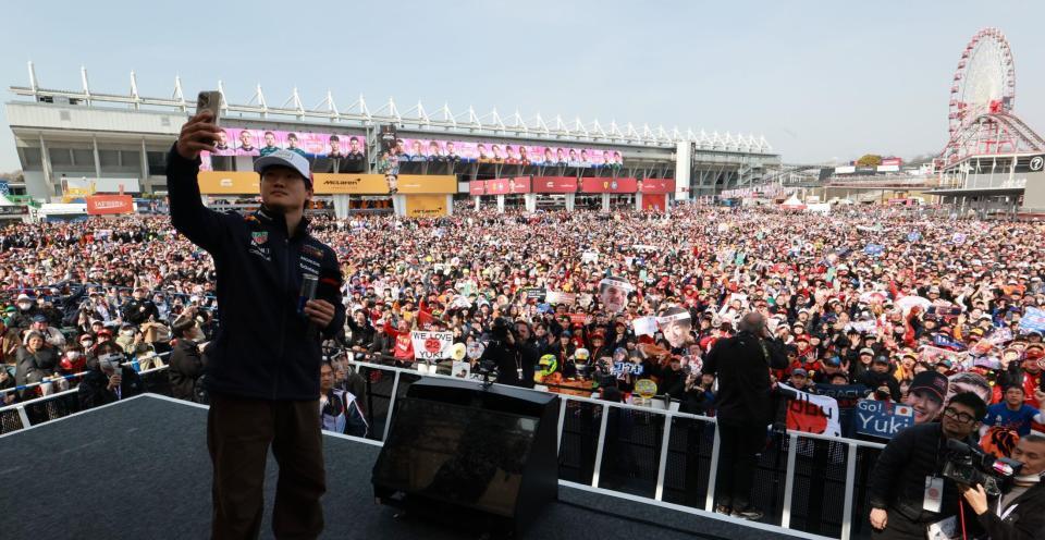 ファンと一緒に撮影するレッドブル・ホンダの角田裕毅＝鈴鹿サーキット（撮影・神子素慎一）