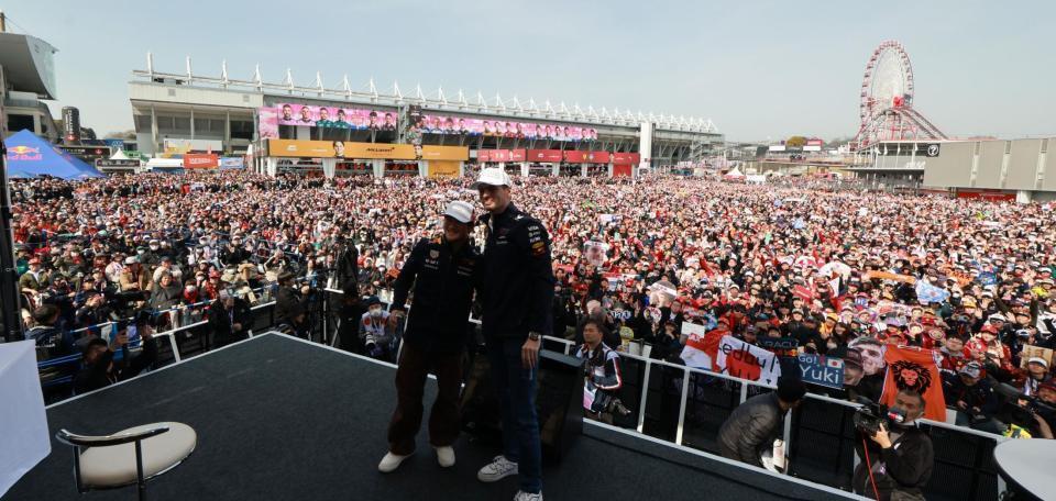 　多くのファンを背に撮影に応じるレッドブル・ホンダのマックス・フェルスタッペン（中央右）とレッドブル・ホンダの角田裕毅（同左）＝撮影・神子素慎一