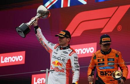 　トロフィーを掲げるレッドブル・ホンダのマックス・フェルスタッペン（撮影・神子素慎一）