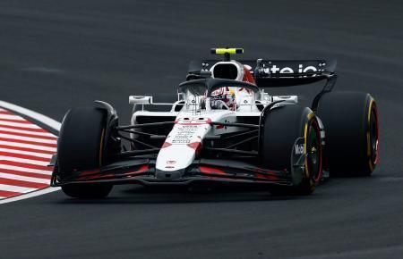 　決勝で走行するレッドブルの角田裕毅＝鈴鹿サーキット