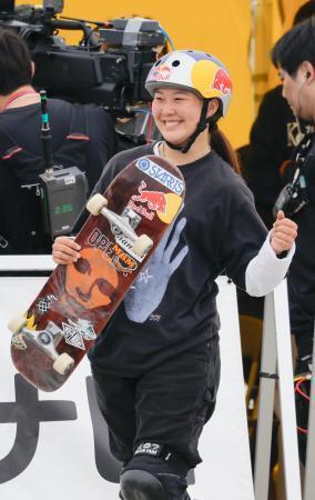 　スケートボード女子パークで優勝し、喜ぶ草木ひなの＝鵠沼海浜公園スケートパーク