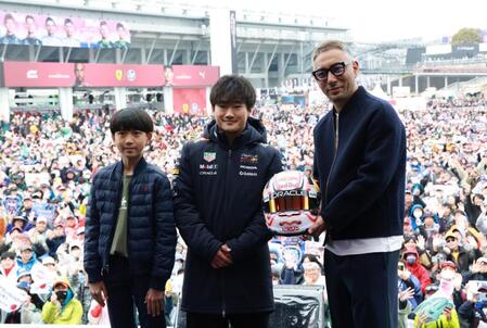 　フォトセッションする（左から）市川新之助、レッドブル・ホンダの角田裕毅、市川團十郎（撮影・神子素慎一）