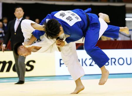 　増地遼汰朗（右）を破り初優勝した新井道大