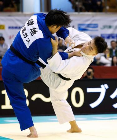 　増地遼汰朗（左）を破り初優勝した新井道大