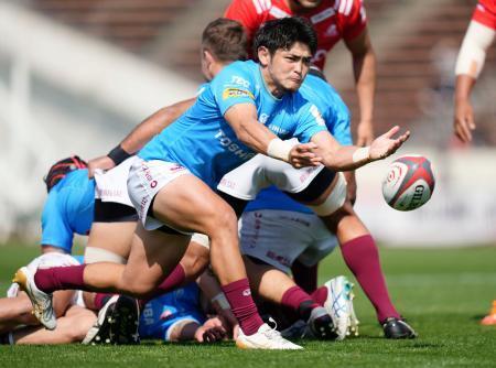 　神戸-ＢＬ東京　前半、パスを出すＢＬ東京・杉山＝神戸ユニバー