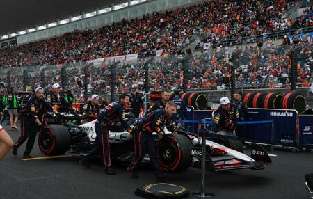 　スタート前、慌ただしく準備するレッドブルーのクルー（撮影・神子素慎一）