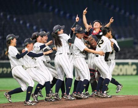　３大会連続５度目の優勝を果たし、喜ぶ神戸弘陵ナイン＝東京ドーム