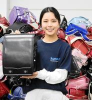 　ランドセルをアフガニスタンに贈る社会貢献活動に参加した高梨沙羅＝横浜市内