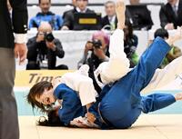 　延長で大内刈りで大森生純（下）から一本を奪う阿部詩