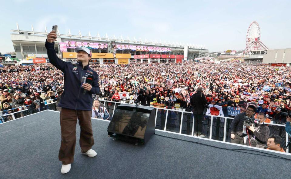 　ファンと一緒に自撮りをするレッドブルの角田裕毅（撮影・神子素慎一）