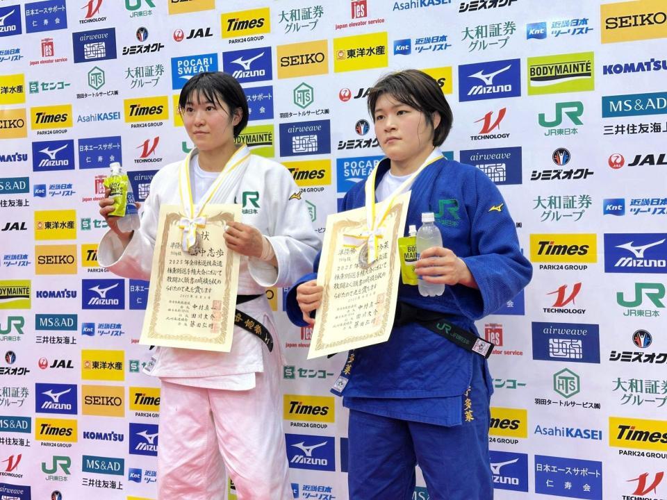 両者２位となり、複雑な表情で撮影に応じる田中志歩（左）と寺田宇多菜（右）＝福岡国際センター