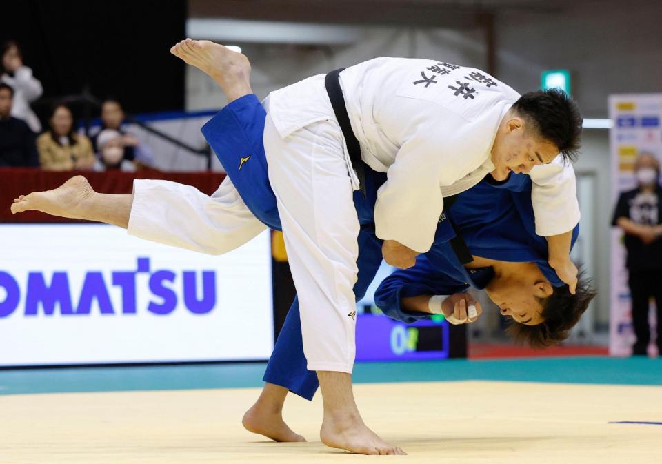 　増地遼汰朗（下）を破り初優勝した新井道大