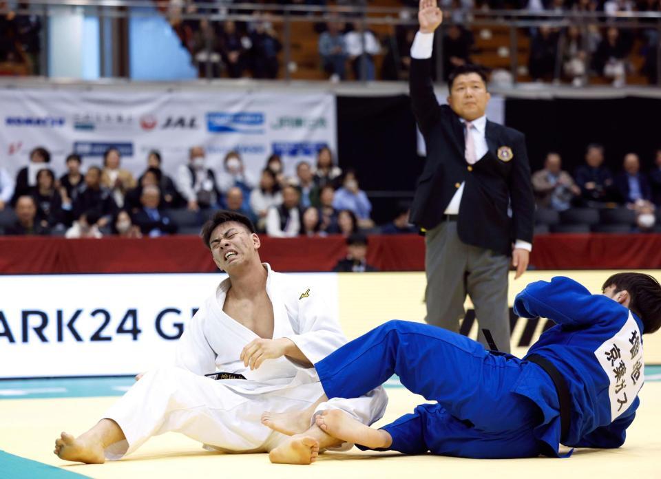 　増地遼汰朗（右）を破り初優勝した新井道大