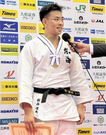 　１００キロ級で初優勝を果たし、インタビューを受ける新井道大