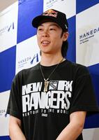 　シーズンを終えて帰国し、羽田空港で取材に応じる小林陵侑