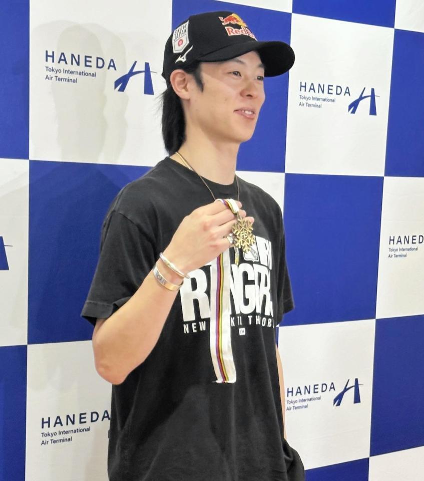 　世界選手権で獲得した銅メダル手に笑顔を見せる小林陵侑