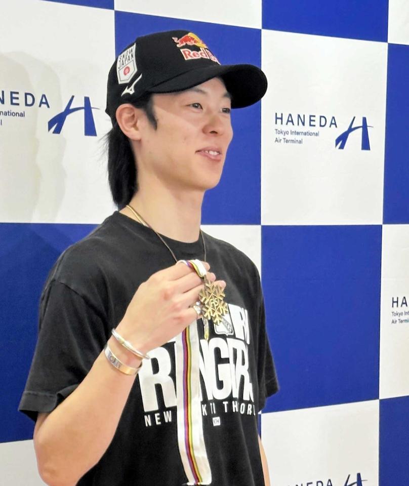 　世界選手権で獲得した銅メダル手に笑顔を見せる小林陵侑