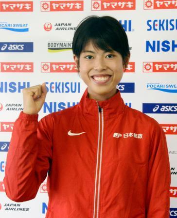 　陸上日本選手権１万メートルの記者会見でポーズをとる女子の広中璃梨佳＝１１日、熊本市