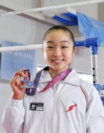 　種目別Ｗ杯トルコ大会の平均台で獲得した銀メダルを手にする岡村真。段違い平行棒で新技「オカムラ」がＦＩＧに認定された＝１１日、三重県四日市市