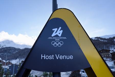 　ミラノ・コルティナ冬季五輪が行われるリビーニョに設置されたモニュメント（共同）