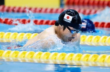 　男子５０メートル平泳ぎ決勝で力泳する鈴木孝幸。優勝した＝静岡県富士水泳場