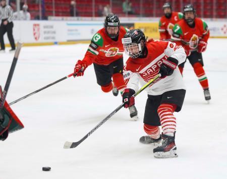 　日本-ハンガリー　第１ピリオド、ゴールを決める輪島＝チェスケー・ブジェヨビツェ（共同）