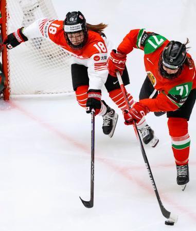 　日本-ハンガリー　第３ピリオド、競り合う前田（左）＝チェスケー・ブジェヨビツェ（共同）