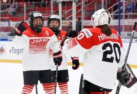 　ハンガリーに勝利し、ＧＫ増原（手前）と笑顔でタッチを交わす（左から）細山田、小池＝チェスケー・ブジェヨビツェ（共同）