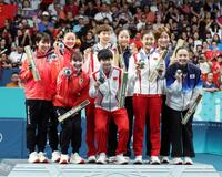 　パリ五輪の卓球女子団体でメダルを獲得した（左から）日本代表、中国代表、韓国代表