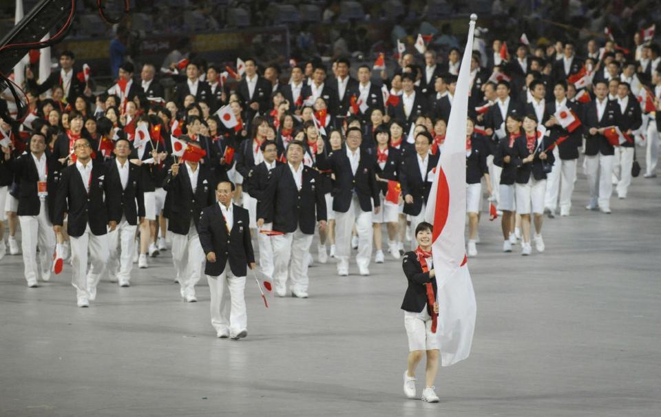 　北京五輪開会式で、旗手の福原愛選手を先頭に入場行進する日本選手団＝０８年、国家体育場（共同）