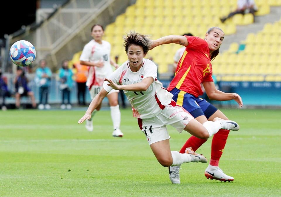 　パリ五輪・女子サッカー予選の対スペイン戦で競り合う日本代表・田中