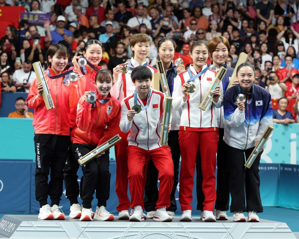 　パリ五輪の卓球女子団体でメダルを獲得した（左から）日本代表、中国代表、韓国代表