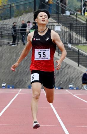 　男子２００メートル予選　２組１着の鵜沢飛羽＝島根県立浜山公園陸上競技場
