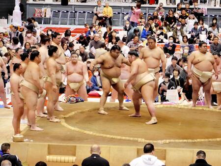 　錦木を相手にぶつかる高安