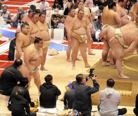 　土俵のそばで体を動かす高安