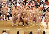 　ぶつかり稽古で琴桜に転がされる湘南乃海