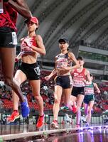 　31分13秒78をマークし優勝した広中璃梨佳（手前）